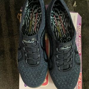 NWT Navy Skechers size 9 W Slip On Sneakers